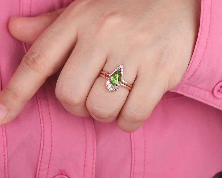 Vintage Kite Cut Peridot Engagement Ring Set, V Shape 14K Rose Gold Peridot Promise Ring, Green Peridot Bridal Set, Wedding Ring for Women - ShainJewelry