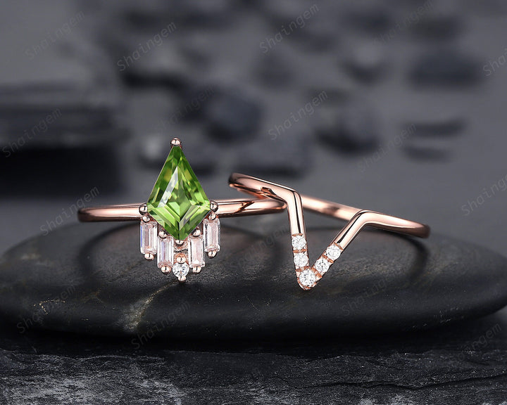 Vintage Kite Cut Peridot Engagement Ring Set, V Shape 14K Rose Gold Peridot Promise Ring, Green Peridot Bridal Set, Wedding Ring for Women - ShainJewelry