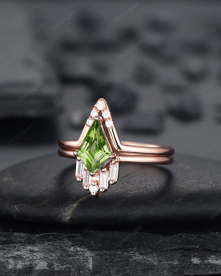 Vintage Kite Cut Peridot Engagement Ring Set, V Shape 14K Rose Gold Peridot Promise Ring, Green Peridot Bridal Set, Wedding Ring for Women - ShainJewelry