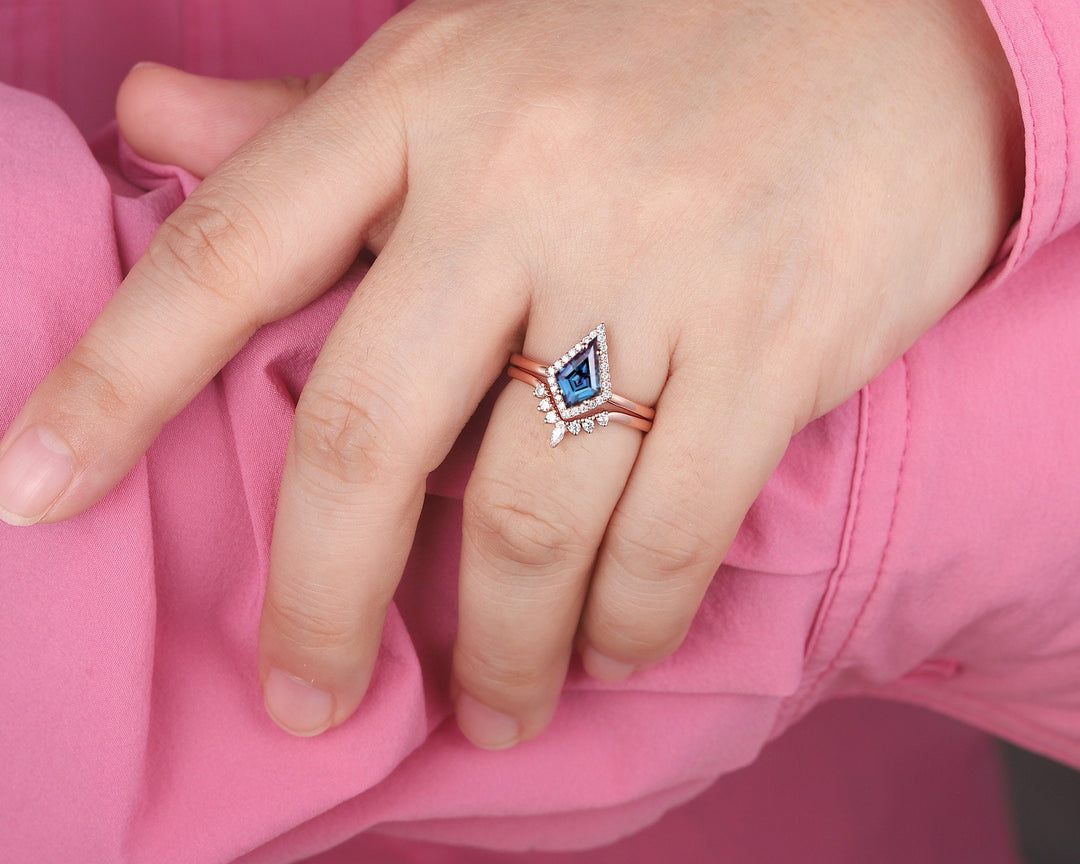Vintage Kite Cut Alexandrite Engagement Ring Set, V Shape 14K Rose Gold Alexandrite Promise Wedding Ring, Art Deco Bridal Set Gift for Women - ShainJewelry
