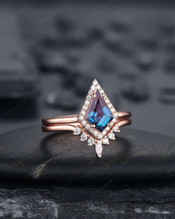 Vintage Kite Cut Alexandrite Engagement Ring Set, V Shape 14K Rose Gold Alexandrite Promise Wedding Ring, Art Deco Bridal Set Gift for Women - ShainJewelry
