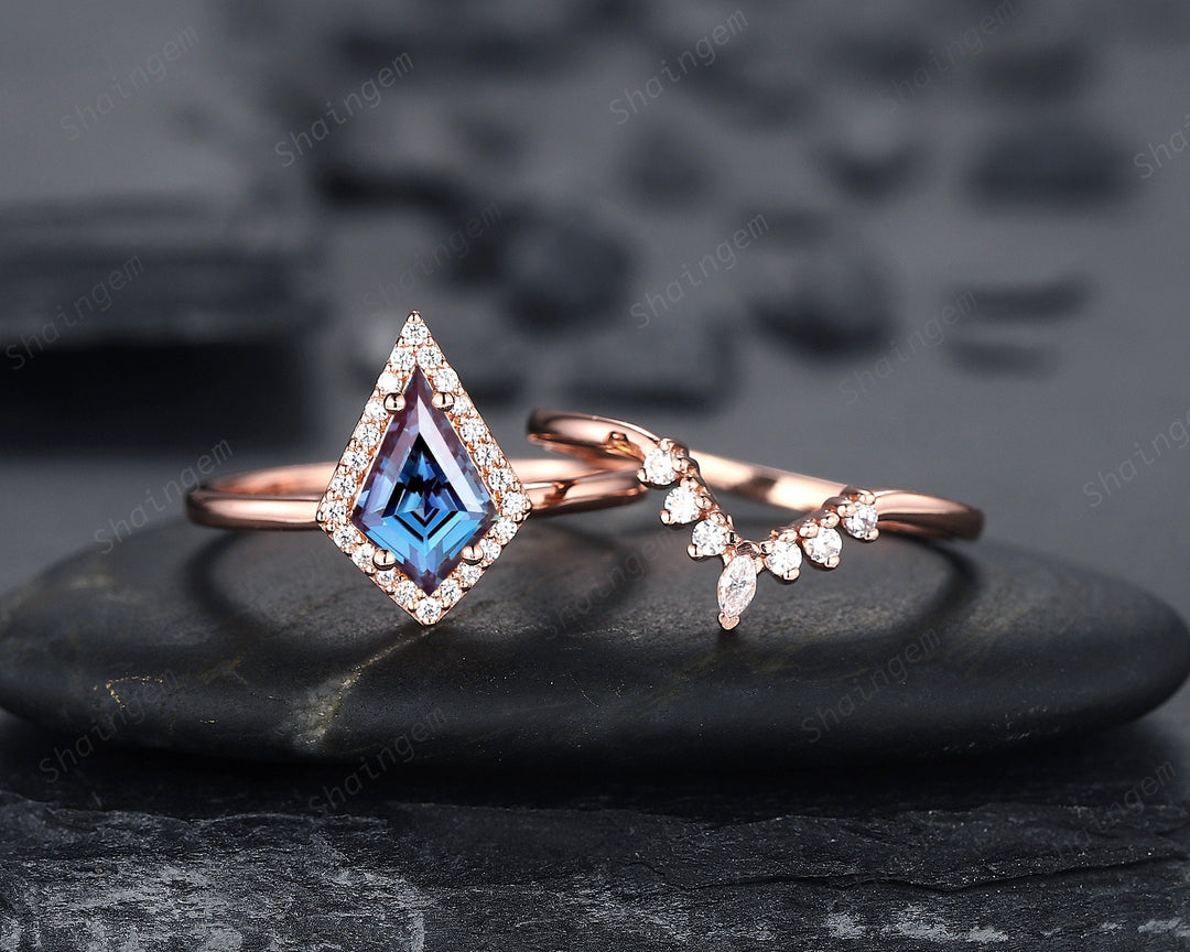 Vintage Kite Cut Alexandrite Engagement Ring Set, V Shape 14K Rose Gold Alexandrite Promise Wedding Ring, Art Deco Bridal Set Gift for Women - ShainJewelry