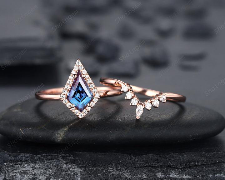 Vintage Kite Cut Alexandrite Engagement Ring Set, V Shape 14K Rose Gold Alexandrite Promise Wedding Ring, Art Deco Bridal Set Gift for Women - ShainJewelry