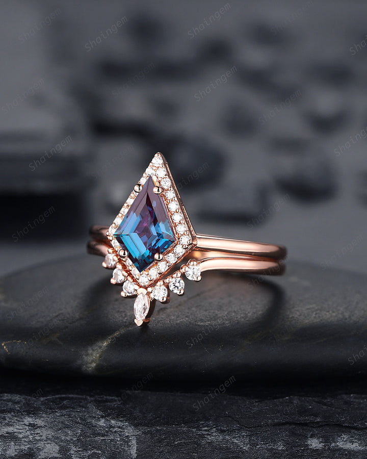 Vintage Kite Cut Alexandrite Engagement Ring Set, V Shape 14K Rose Gold Alexandrite Promise Wedding Ring, Art Deco Bridal Set Gift for Women - ShainJewelry