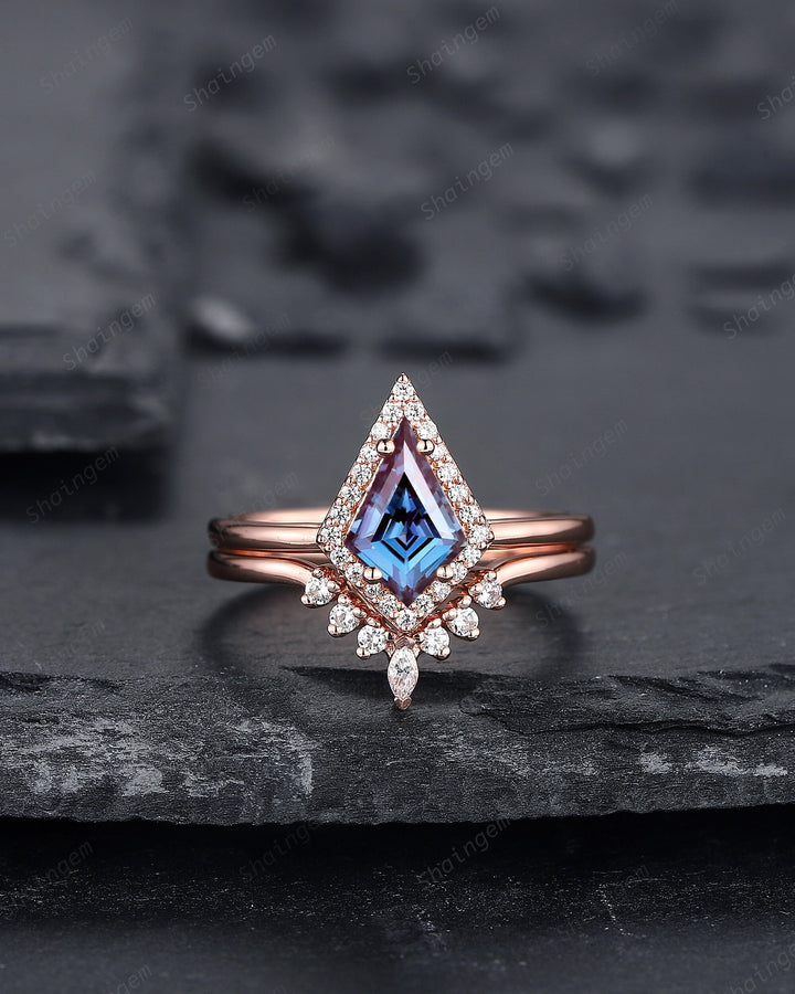 Vintage Kite Cut Alexandrite Engagement Ring Set, V Shape 14K Rose Gold Alexandrite Promise Wedding Ring, Art Deco Bridal Set Gift for Women - ShainJewelry