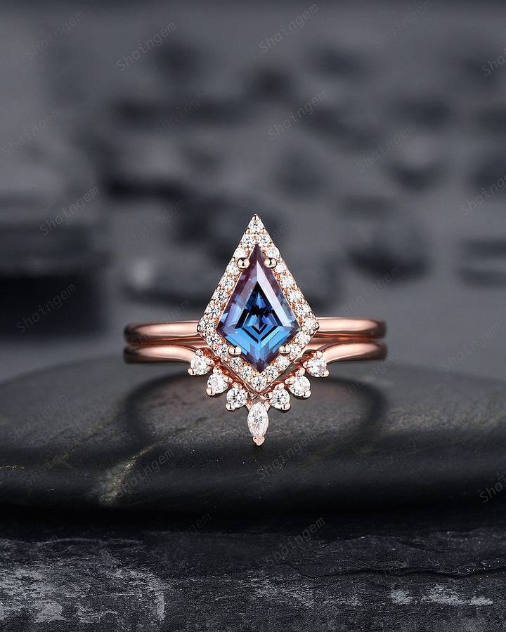 Vintage Kite Cut Alexandrite Engagement Ring Set, V Shape 14K Rose Gold Alexandrite Promise Wedding Ring, Art Deco Bridal Set Gift for Women - ShainJewelry